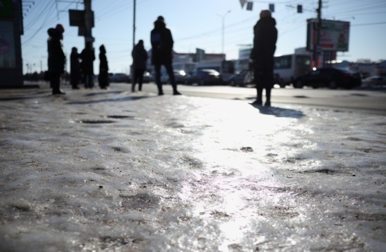 Омичи жалуются на покрытые льдом тротуары