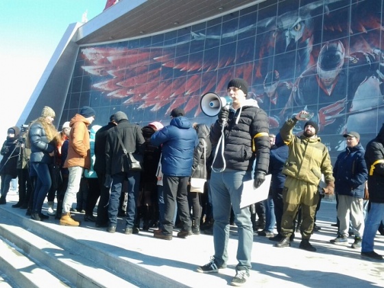 Народный митинг перед «Ареной-Омск» состоялся. Омичи подписали резолюцию