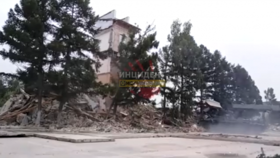В танковом институте Омска разрушенная казарма рухнула на спецтехнику