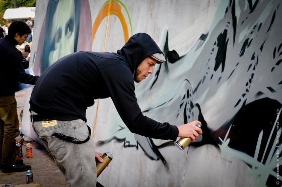 Художники фестиваля граффити расписывают омские улицы