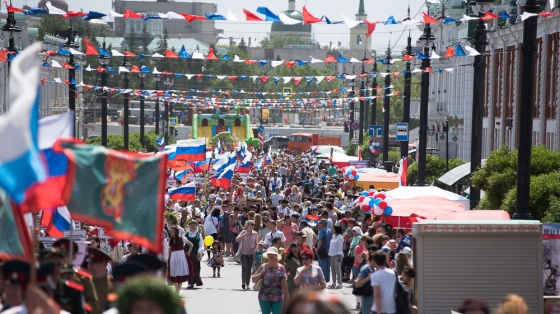 Омичи в День России впервые увидели парад дружбы