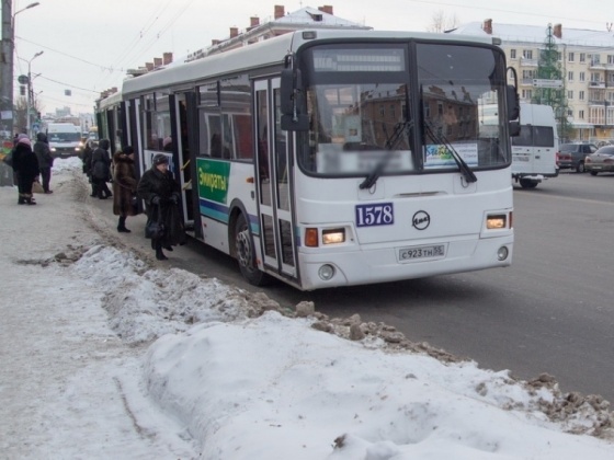 В Омске в праздники автобусов и троллейбусов станет меньше в два раза