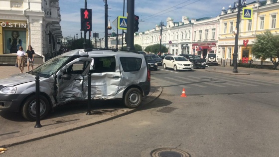 В центре Омска столкнулись три автомобиля