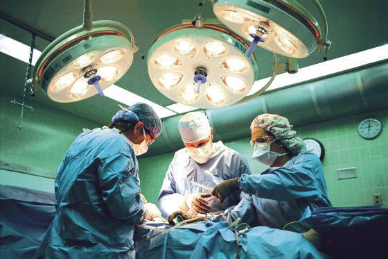 Омские врачи провели уникальную операцию и спасли жизнь беременной женщине 