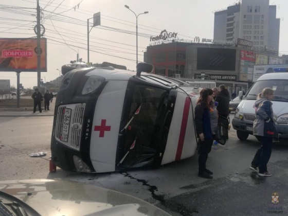 В Омске перевернулась машина скорой помощи, в которой ехали пять человек