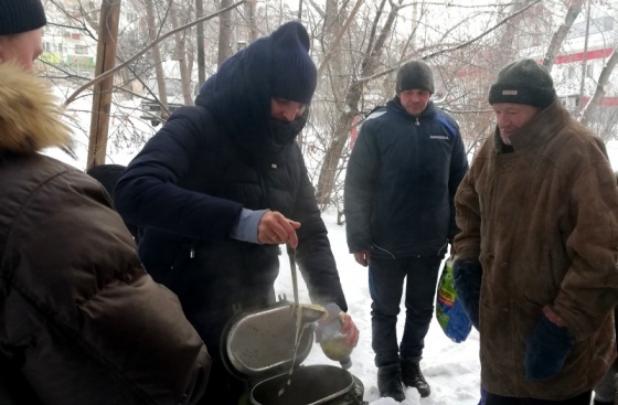 В Омске с наступлением декабря вновь покормили нуждающихся