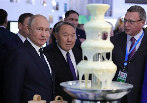 Путину понравился фонтан из омской сгущенки 
