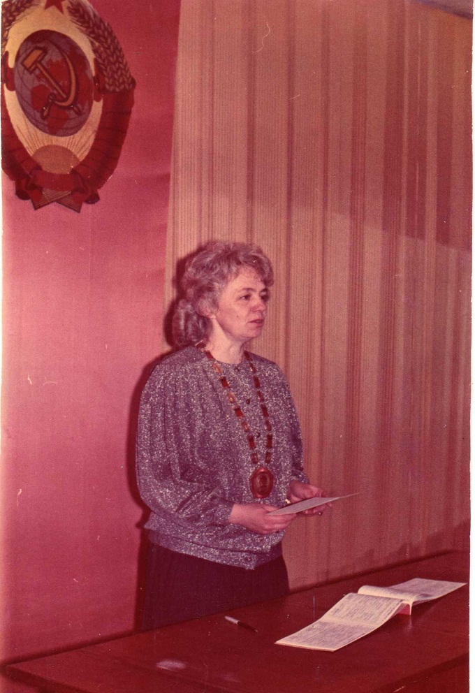Фото примерно 1989-90 г. Торжественная регистрация в старом здании загса, проводит Людмила Степановна Янушенко.jpg