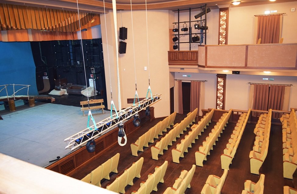 галерка зал.jpg