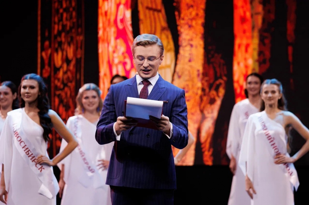 2. Ведущий шоу Вячеслав Чепурченко.jpg