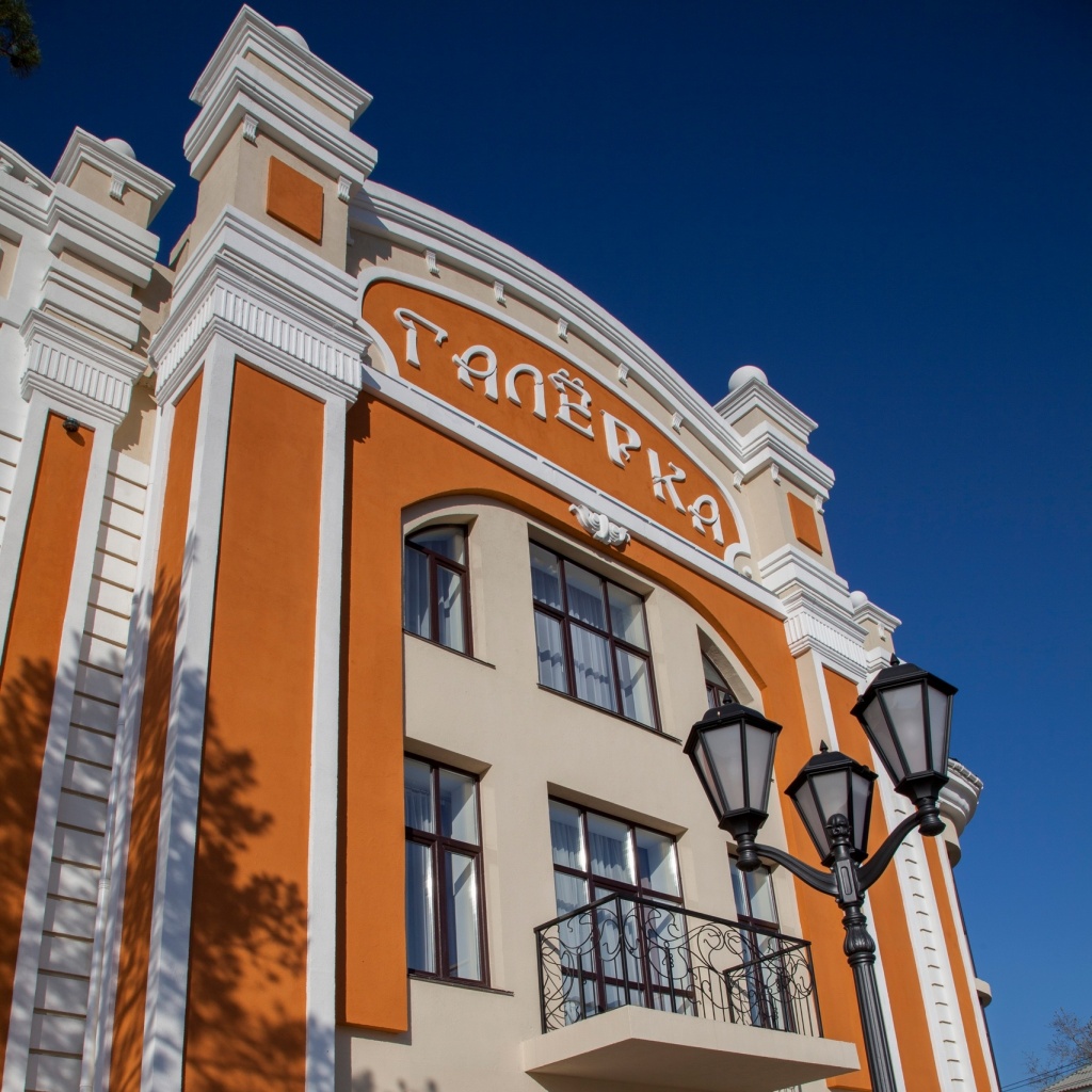 галерка стена фонари.jpg