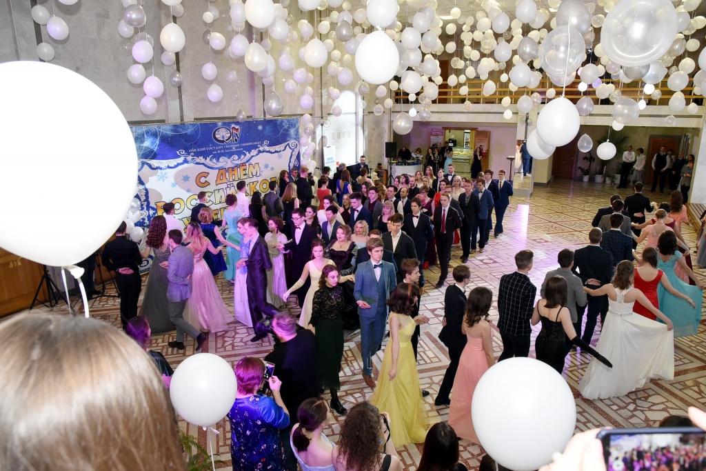 Лучшие студенты ОмГУ приняли участие в ректорском балу (3).jpg