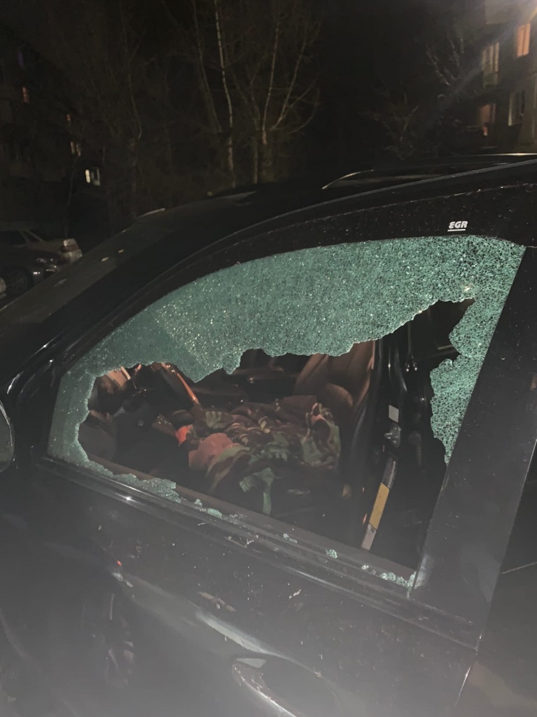 На на ул. 19 Партсъезда ветер снес часть крыши, которая повредила припаркованные возле дома автомобили 2.jpg