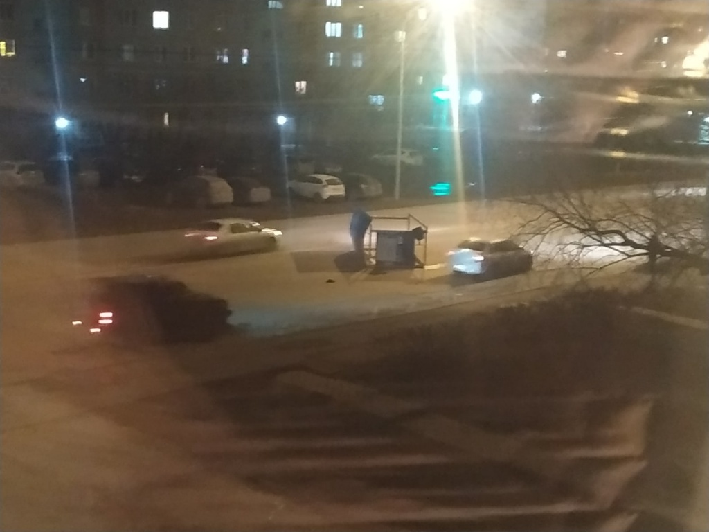 А на улице 70 лет Октября стихия унесла на проезжую часть остановку..jpg А на улице 70 лет Октября стихия унесла на проезжую часть остановку..jpg