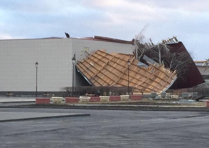 Стихия натворила немало бед и в районах области. В Полтавском районе от разгула стихии пострадал местный Дворец культуры «Русь». У здания почти полностью снесло крышу..jpg