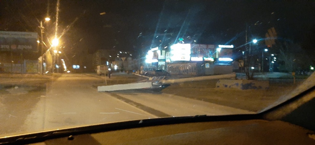 На ул. Бульвар Архитекторов прямо на проезжую часть упал рекламный щит..jpg На ул. Бульвар Архитекторов прямо на проезжую часть упал рекламный щит..jpg