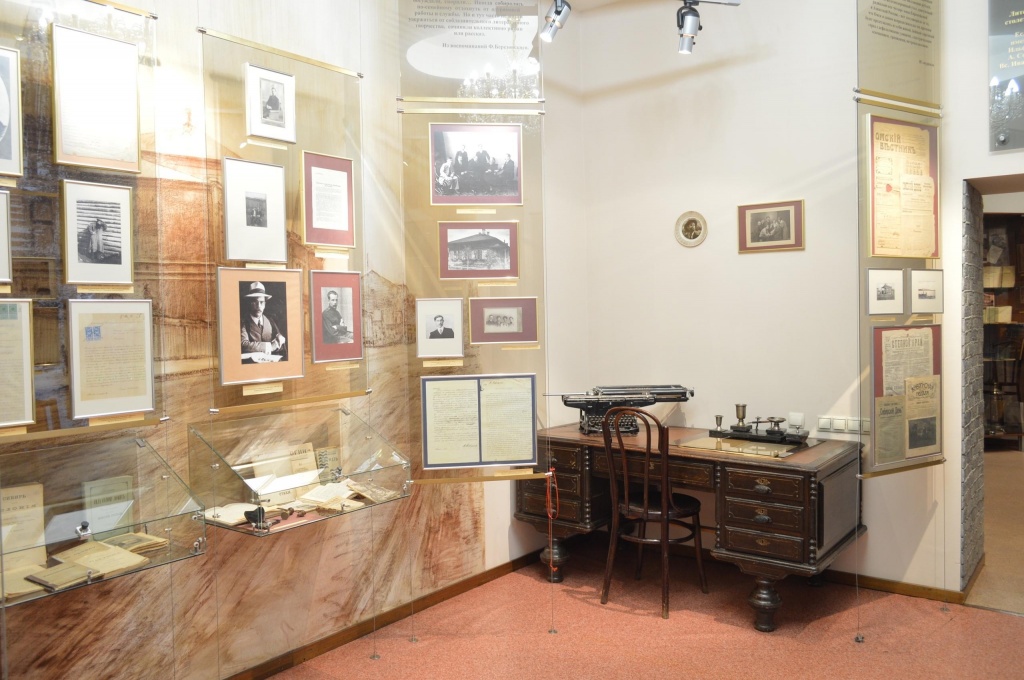 писатель и омичи.jpg