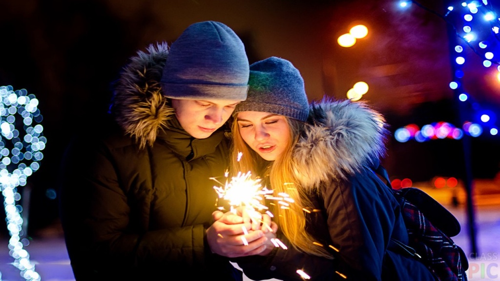 parochka-na-zimnej-ulice-s-bengalskim-ognjom.jpg