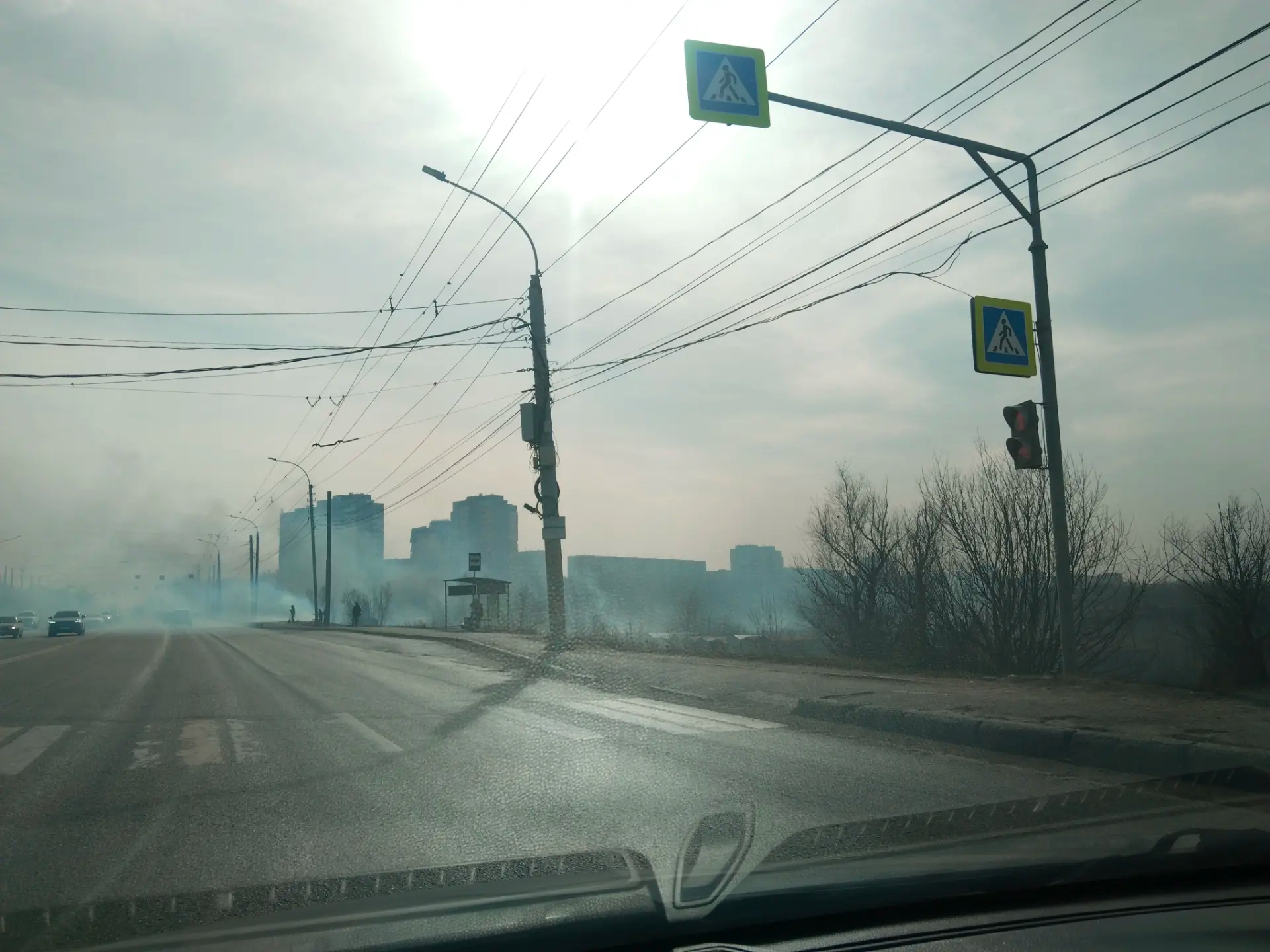 В Омске напротив автовокзала снова сильно горит сухая трава