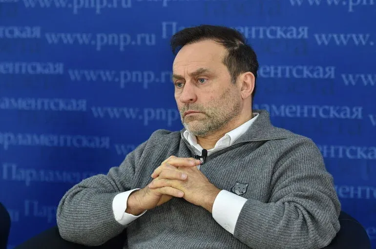Свищев: Школы обязаны предоставлять детям учебники бесплатно