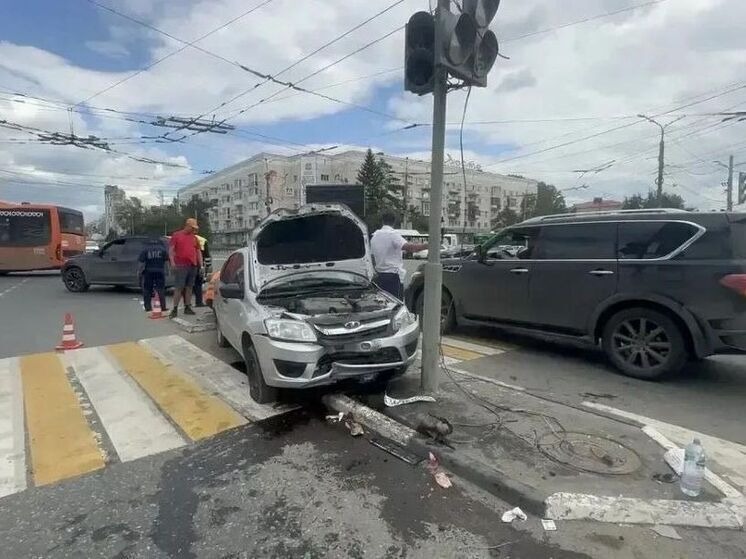 В Омске легковушка наехала на толпу пешеходов