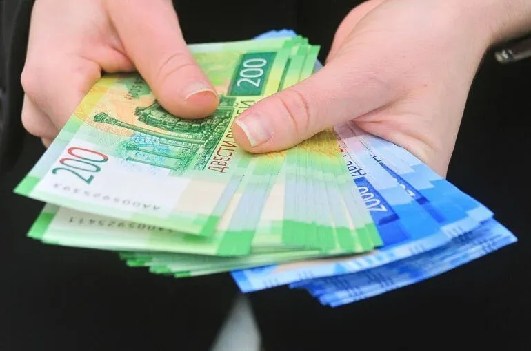 Почти половина россиян прощают долги