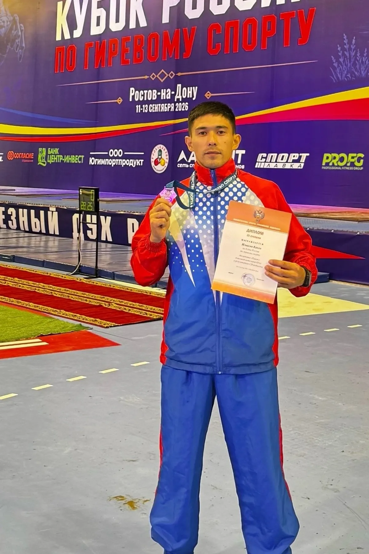 Спортсмен завоевал медаль в рывке в весе 63 кг. 