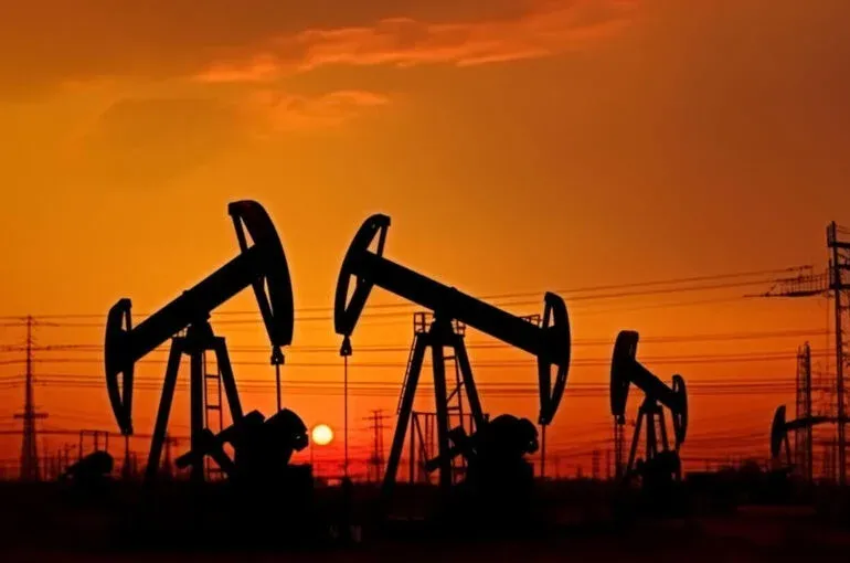 Нефть дорожает на фоне атак на суда в Ормузском проливе