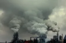 Омичи не перестают жаловаться на вонь в воздухе
