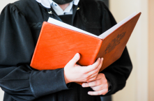 Омскому экс-депутату грозит до 15 лет колонии за съемки порно со школьницами