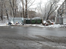 Жители омских многоэтажэк  бьют тревогу: строители захламили всё вокруг