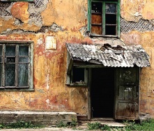 Россиян из аварийного жилья хотят переселять в арендные квартиры