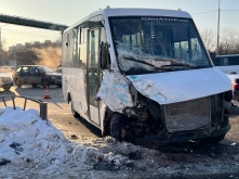 Маршрутка и трамвай столкнулись в Омске