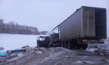 После лобового столкновения грузовых автомобилей обе машины загорелись