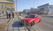 В Омске водитель «Хонды» врезался в ограждение и погиб