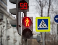 Омича поймали бегущим с двумя детьми на красный