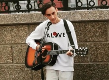 «Пою для себя, а не для прохожих!». Интервью с уличным музыкантом 