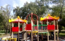 На омских детских площадках нашли более 100 нарушений