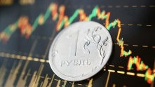 Нефть дорожает, а рубль пробивает новое дно