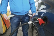 На омских заправках литр бензина подорожал сразу на рубль