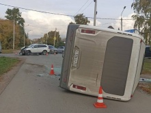 В Омске перевернулась пассажирская маршрутка 
