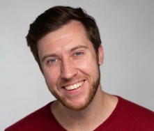 Актер из Омска Александр Дзюба сыграл в новых сериях сериала «СашаТаня» 