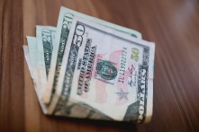 В России распространяют фейки о минах в долларовых купюрах