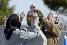 В Омске в Родительский день пустят дополнительные автобусы до кладбищ