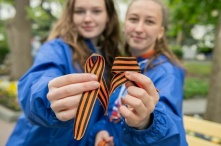 Привязывать к сумке и автомобилю: что лучше не делать с георгиевской лентой