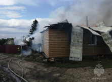 В Омске в частном секторе полыхает мощный пожар