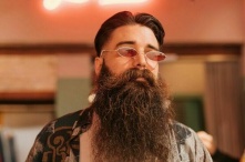 На бороды, тень и пыль: самые необычные налоги в России и мире