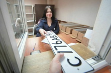 Эксперты рассказали, что будет грозить водителям за отсутствие триколора на госномере