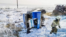 Автобус после столкновения с КамАЗом опрокинулся 