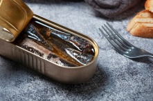 Россиян предупредили о шпротах с ботулизмом